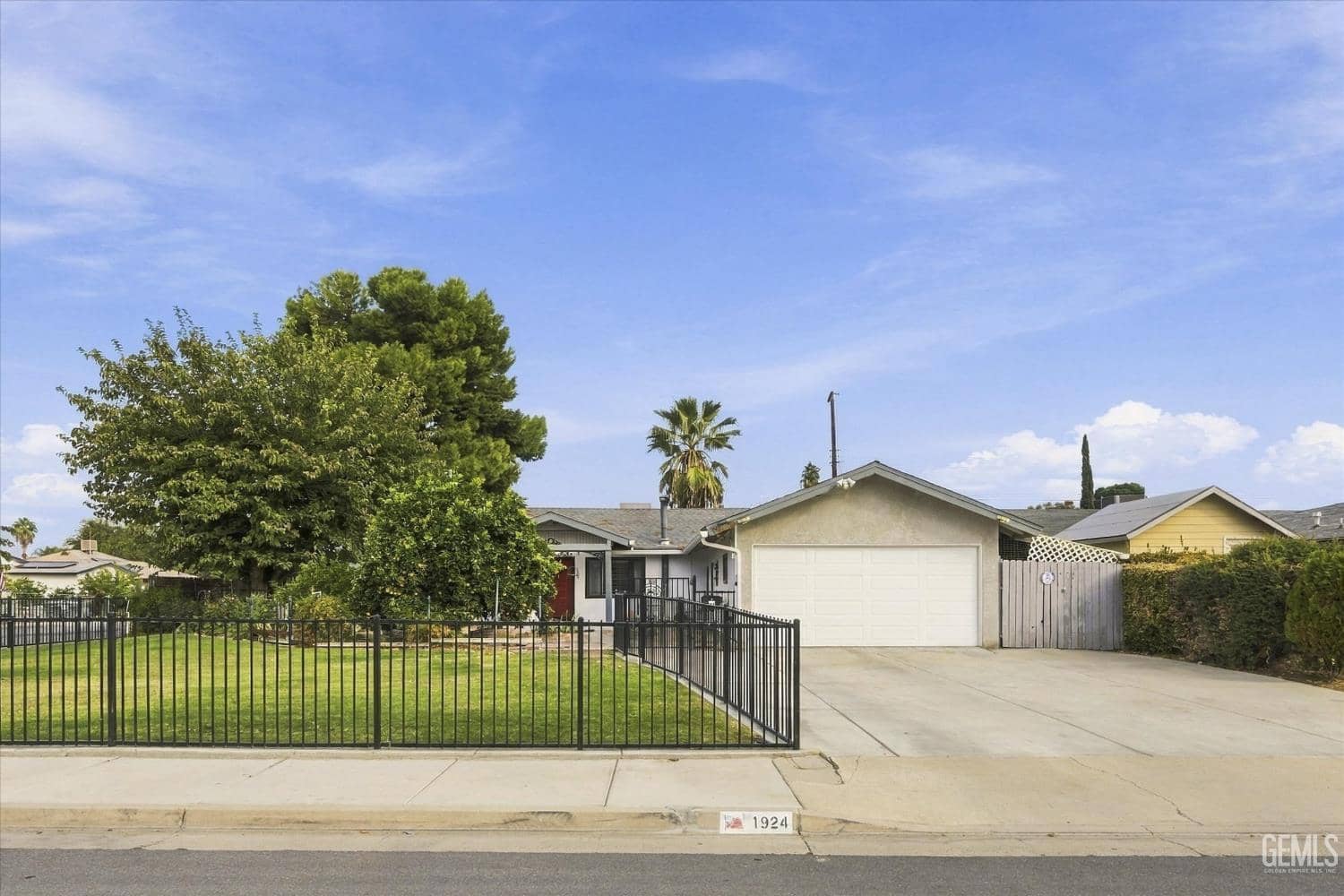 1924 Custer Avenue — photo 4